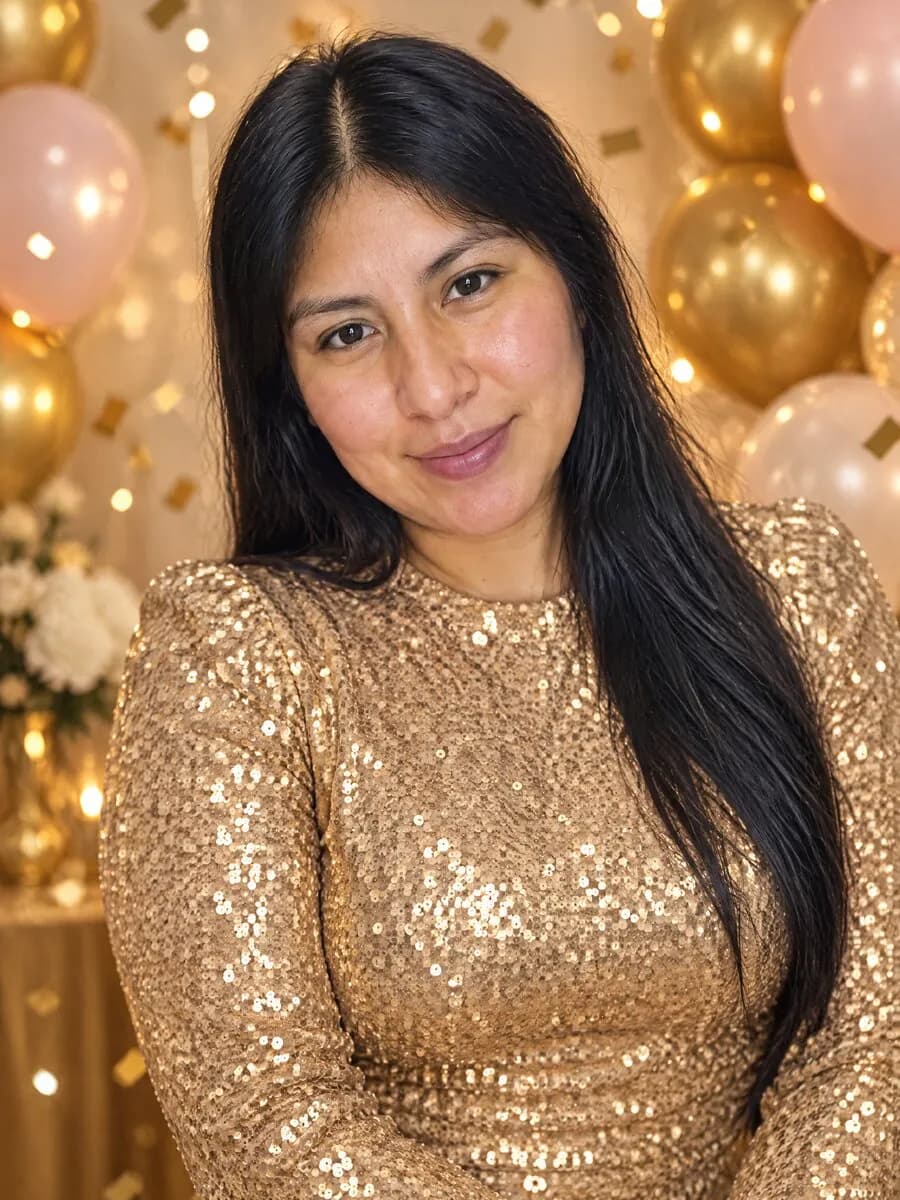 Sesión de fotos cumpleaños: mujer con vestido de fiesta, globos dorados y confeti
