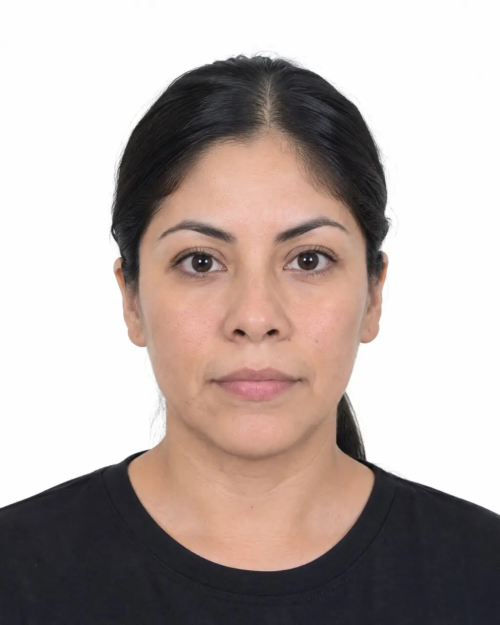 Foto carnet de mujer de frente con fondo blanco
