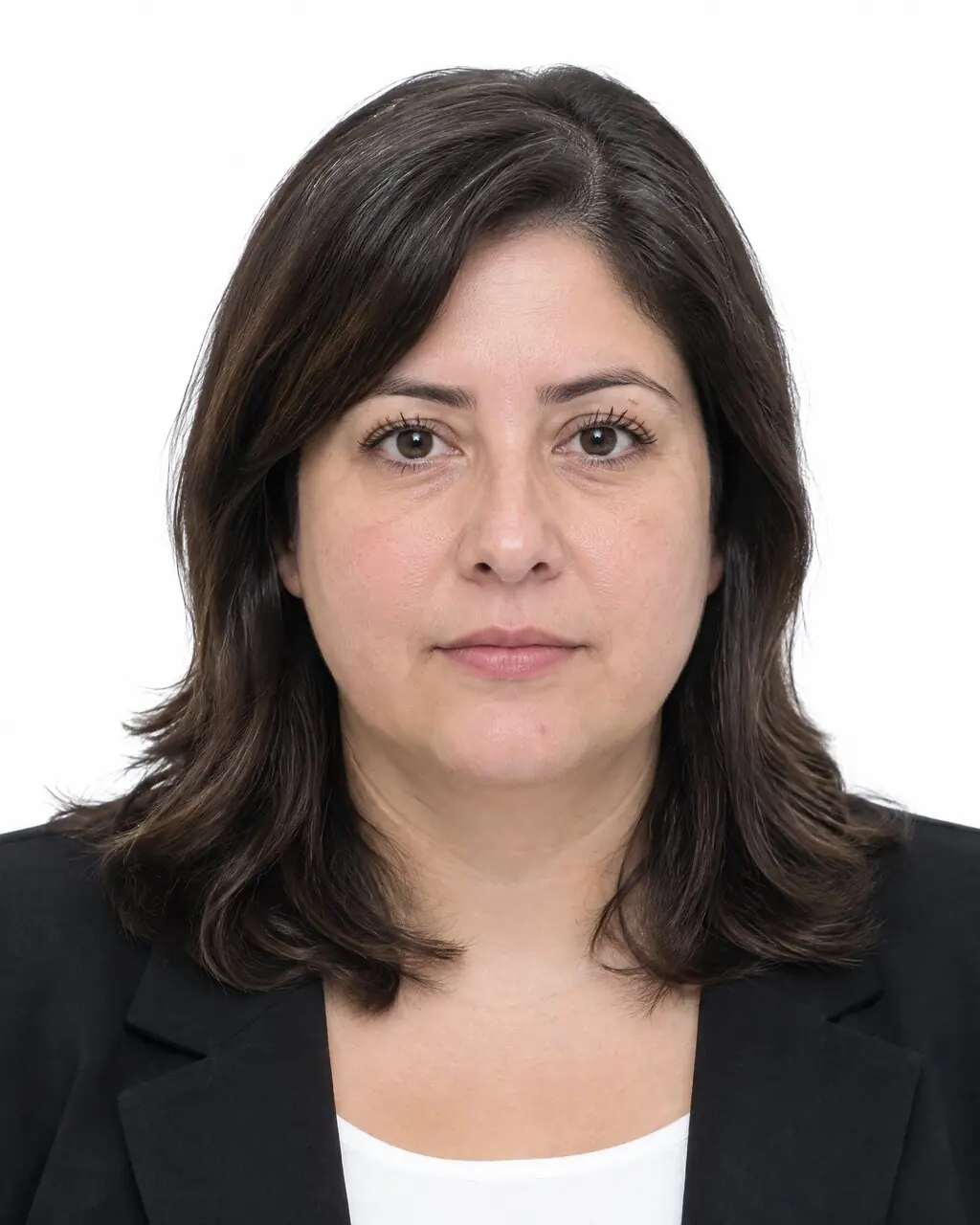 Foto carnet de mujer de pelo corto con fondo blanco