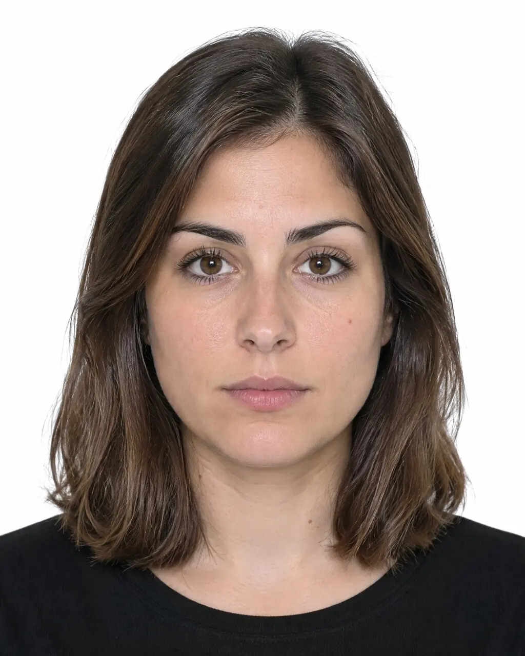 Foto carnet online de mujer con camiseta oscura