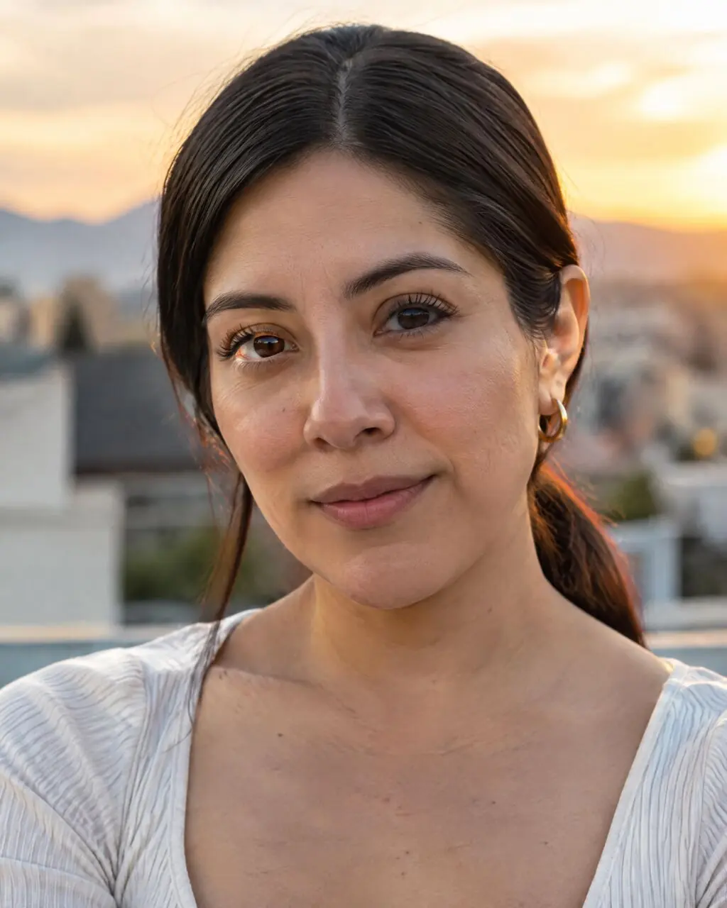 Foto de perfil de mujer con luz de atardecer