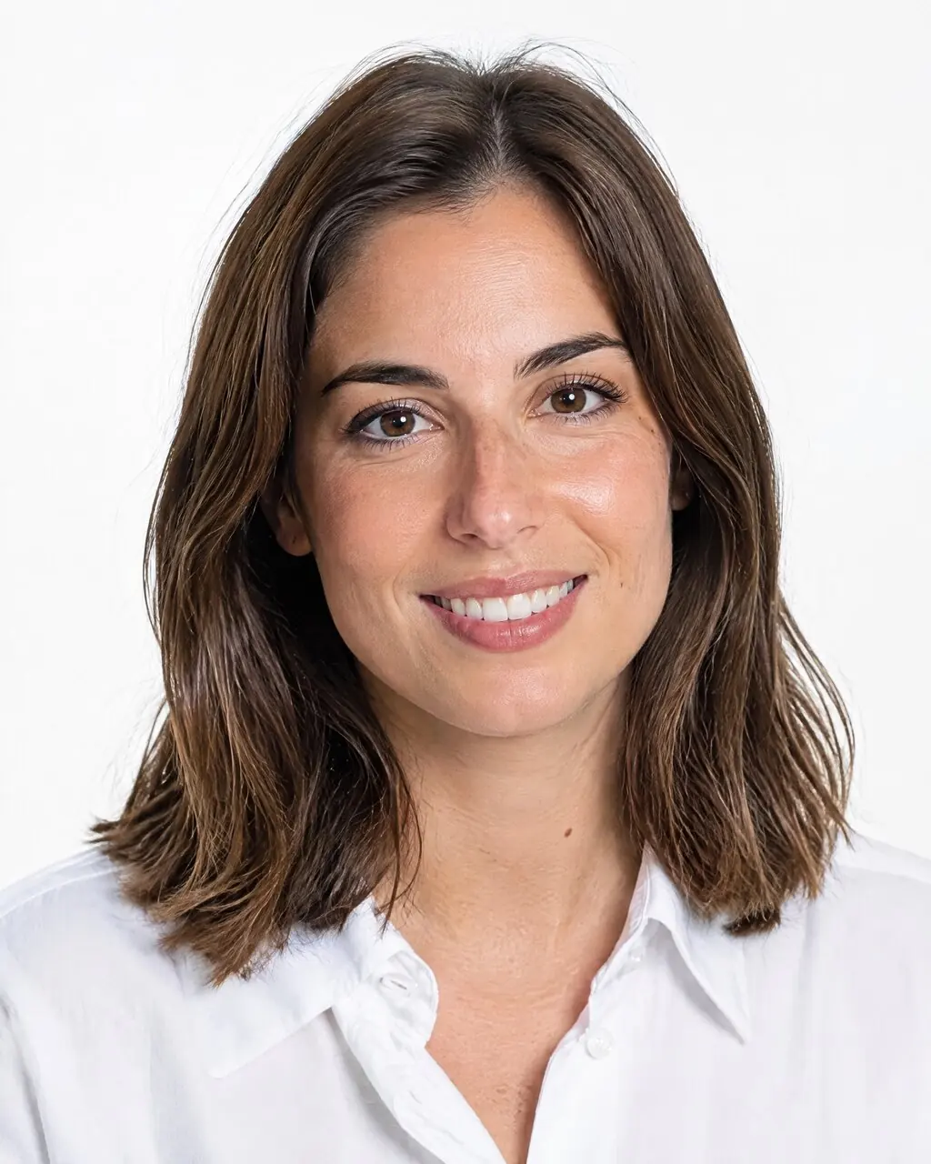 Headshot corporativo de mujer sonriente con camisa blanca