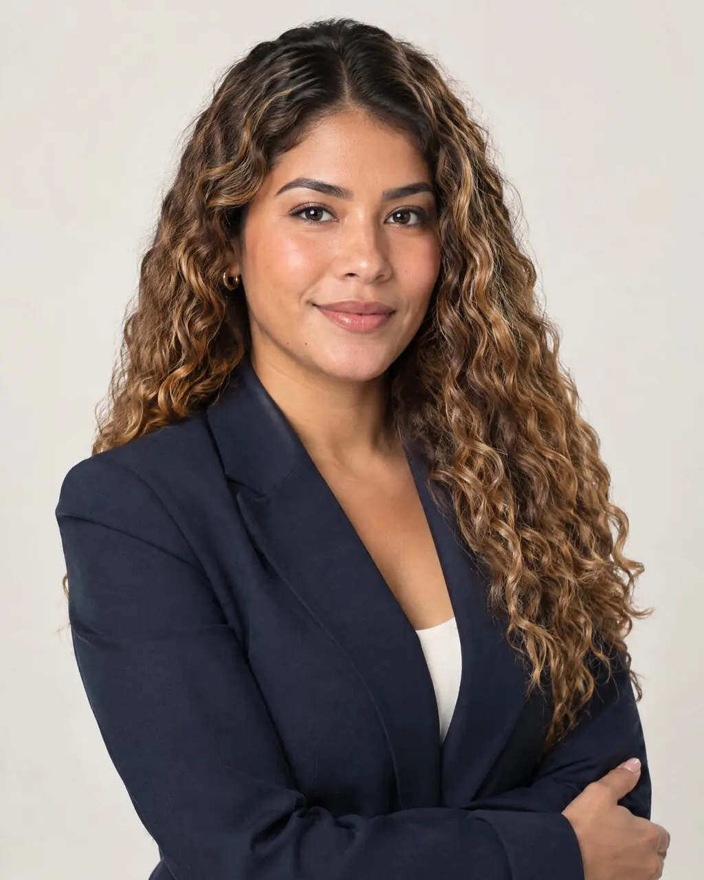 Foto corporativa de mujer con blazer azul marino