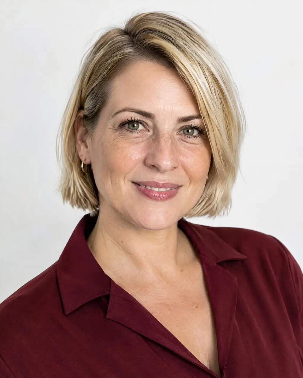 Retrato profesional de mujer con fondo blanco y sonrisa segura