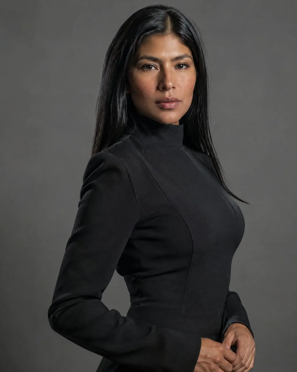 Fotos de modelo de mujer con vestido negro y luz dramática