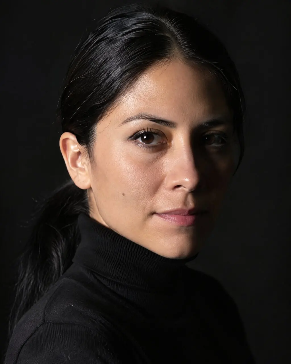 Fotos artísticas de mujer con luz lateral y fondo oscuro