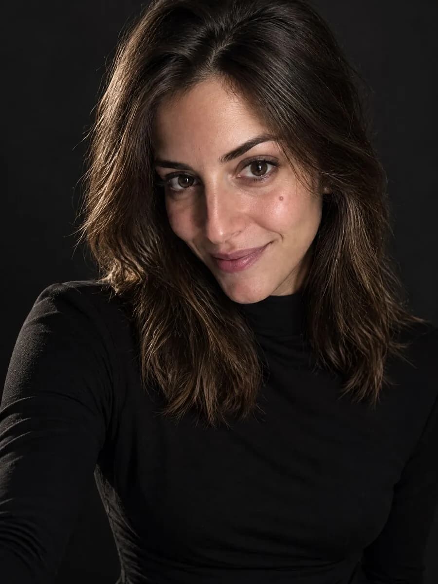 Fotos de modelo estilo editorial: mujer con vestido negro y luz dramática de estudio