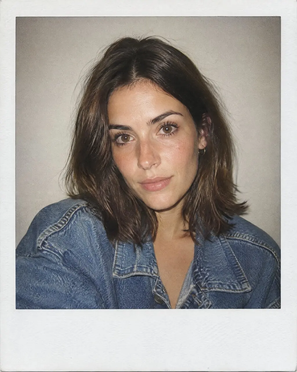 Foto polaroid de mujer con flash directo y chaqueta de jean