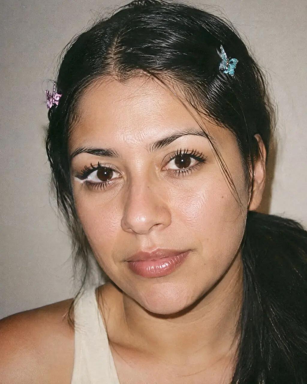 Foto retro estilo años 90 de mujer con sonrisa natural