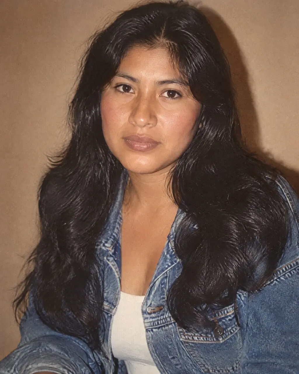 Foto estilo años 80 de mujer con colores cálidos