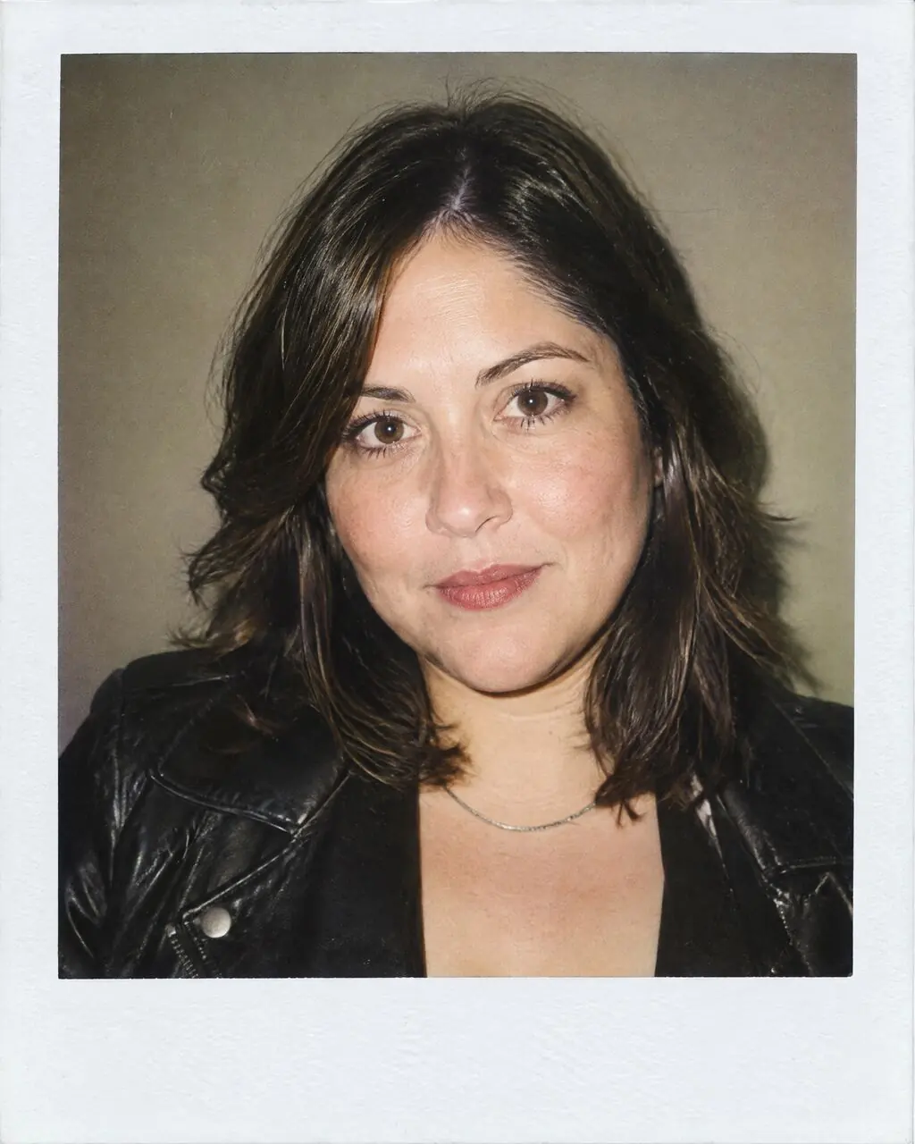 Fotos estilo polaroid de mujer con pelo suelto y flash