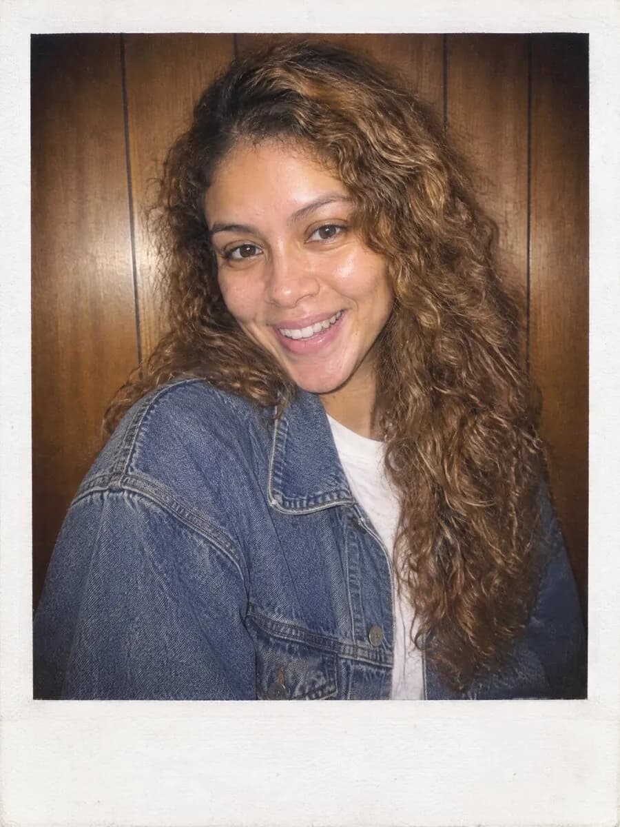 Foto polaroid de una mujer con flash directo y colores cálidos, creada desde su selfie