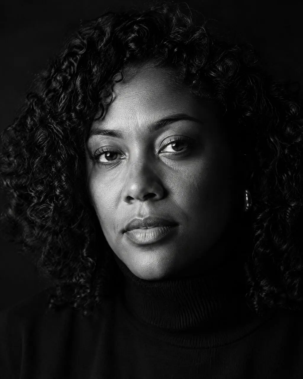 Foto en blanco y negro de alto contraste de mujer