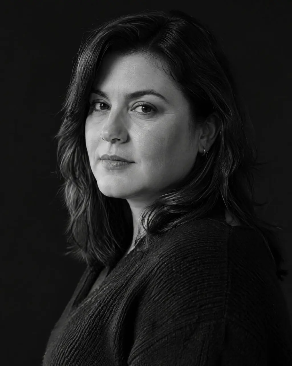 Foto en blanco y negro de mujer de perfil